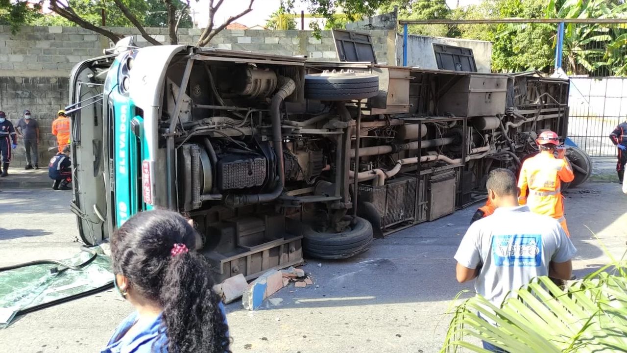 A imagem do ônibus tombado