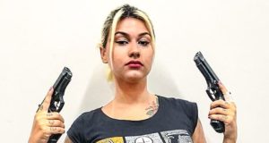 A imagem de Sara Winter com duas pistolas