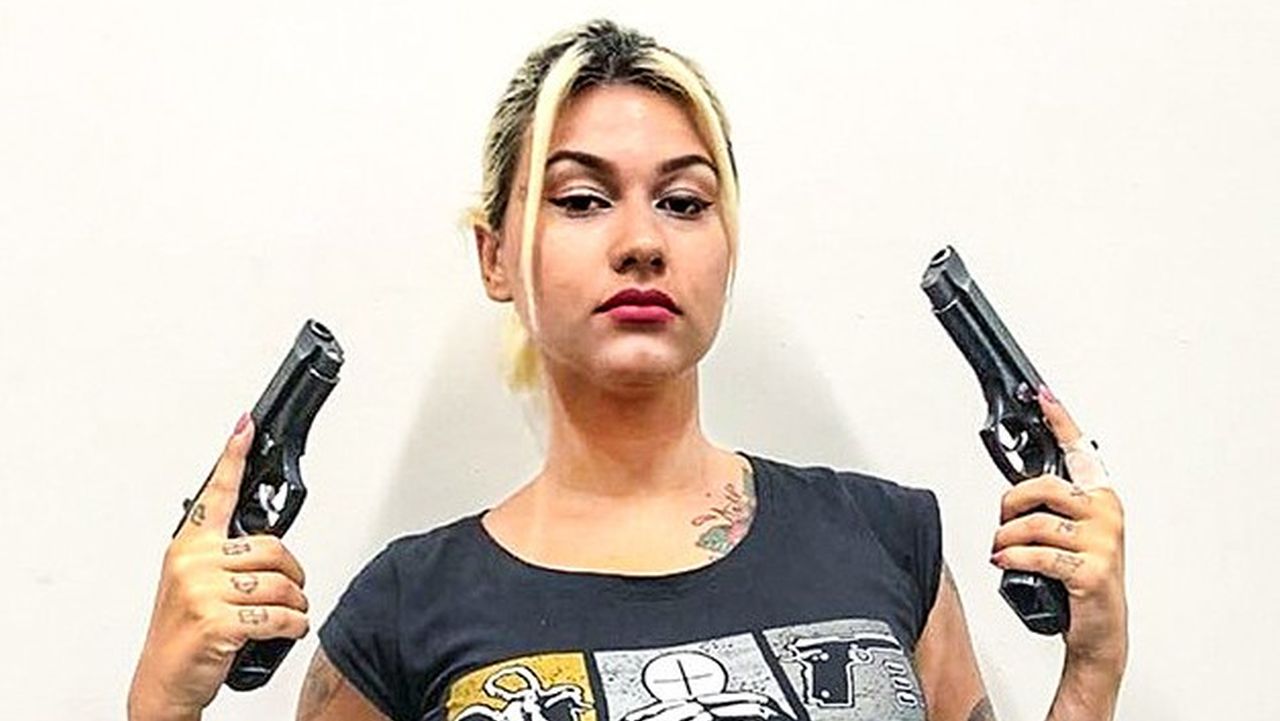 A imagem de Sara Winter com duas pistolas