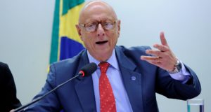 Esperidião testa positivo para covid-19