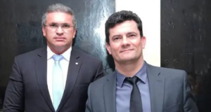 Sergio Moro e Julian Lemos lado a lado, usando terno e gravata