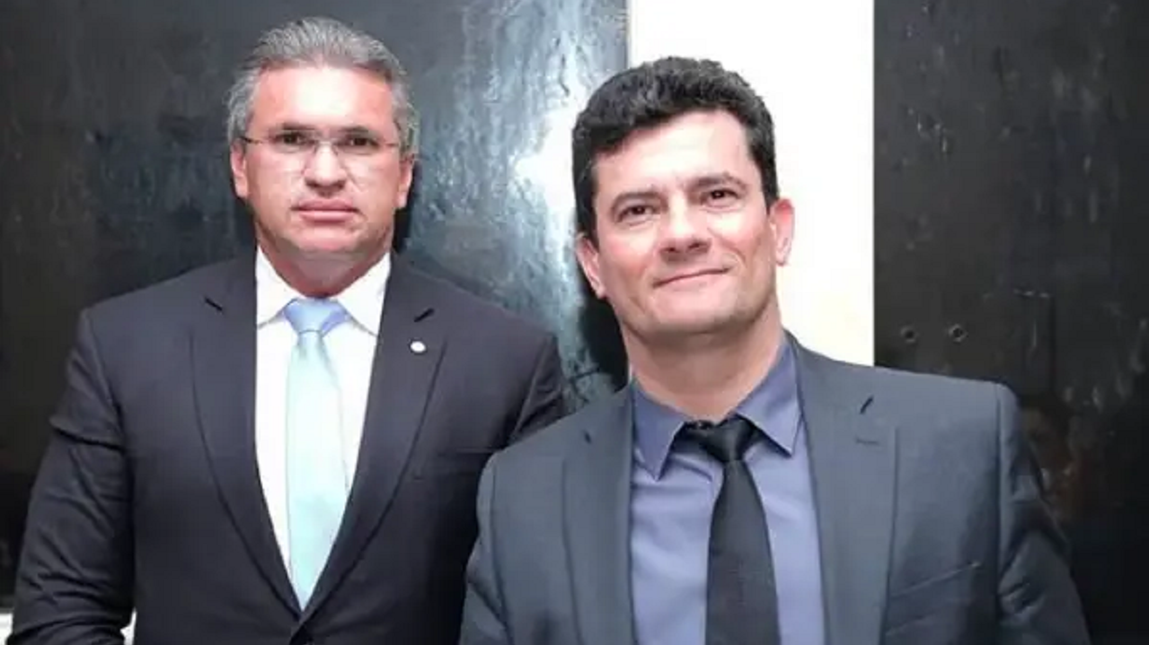 Sergio Moro e Julian Lemos lado a lado, usando terno e gravata