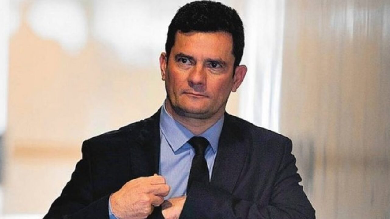 Sergio Moro com a mão no bolso do terno