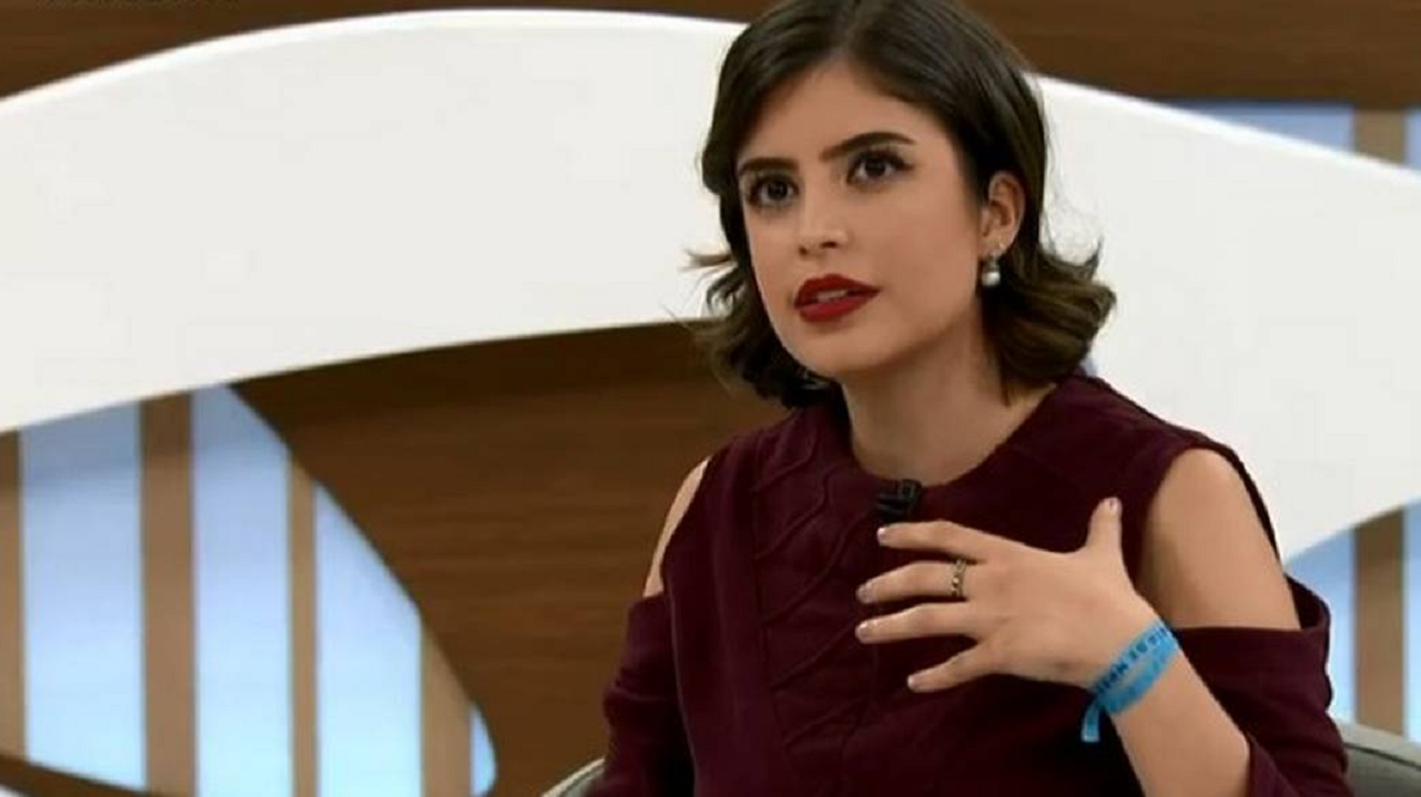 Tabata Amaral sentada no programa Roda Viva