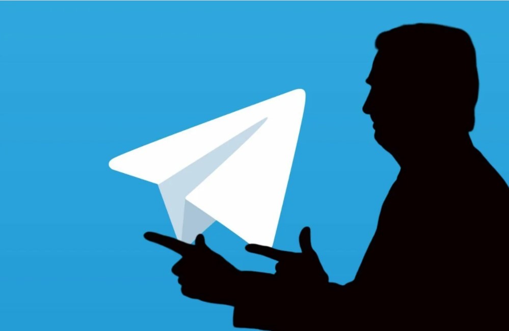 Imagem do símbolo do Telegram e a sombra do presidente Bolsonaro fazendo gesto de arma