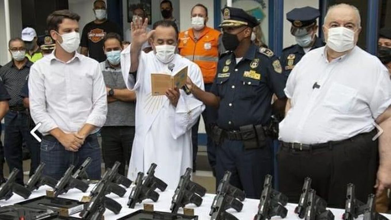 A imagem do padre dando a benção para as armas