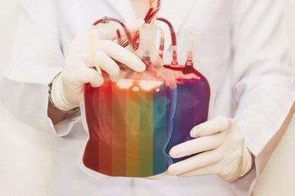 Foto de bolsa de sangue com a bandeira LGBT