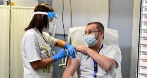 O médico Stefano Paglia recebe dose da vacina da Pfizer e da BioNTech em hospital de Codogno, na Itália, em 27 de dezembro de 2020