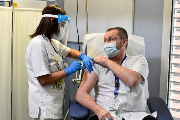 O médico Stefano Paglia recebe dose da vacina da Pfizer e da BioNTech em hospital de Codogno, na Itália, em 27 de dezembro de 2020