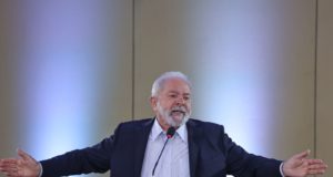 Lula de braços abertos em entrevista coletiva