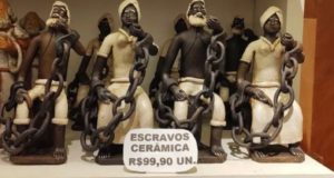 Os objetos vendidos em loja de Salvador. Imagem: Reprodução