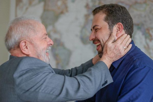 Lula e Boulos sorrindo