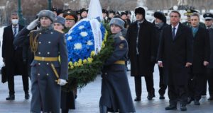 Bolsonaro e soldados russos marchando em homenagem aos militares comunistas que derrotaram o nazismo.