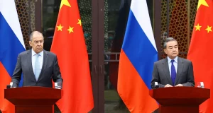 Chanceler da Rússia, Sergei Lavrov, e seu homólogo chinês, Wang Yi durante visita de Lavrov à China