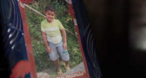 Porta retrato do menino Jonathas Oliveira, de 9 anos, filho de líder rural. Abaixo da foto está escrito "Te amo mamãe".