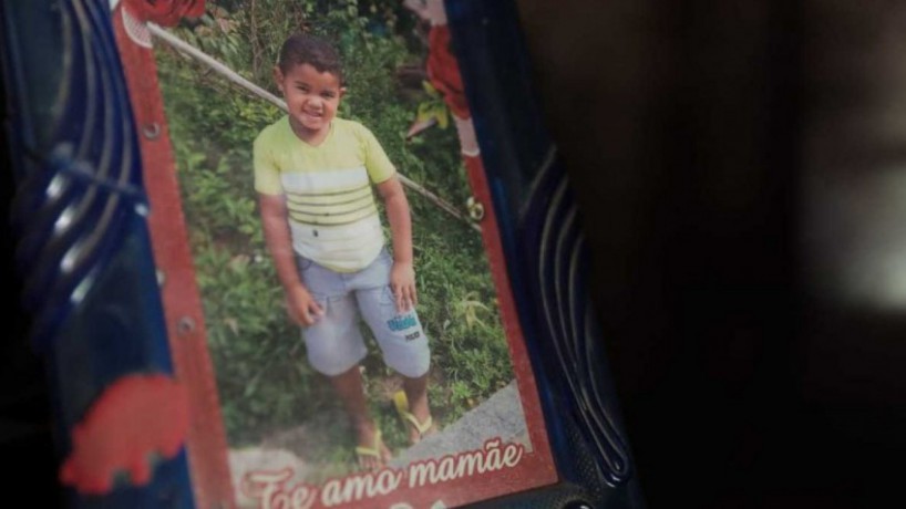 Porta retrato do menino Jonathas Oliveira, de 9 anos, filho de líder rural. Abaixo da foto está escrito "Te amo mamãe".