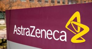 Placa escrito AstraZeneca