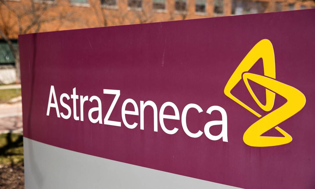 Placa escrito AstraZeneca