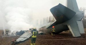 Avião militar ucraniano derrubado no sul de Kiev.