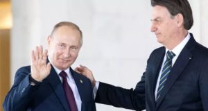 Vladimir Putin acena, ao lado de Jair Bolsonaro, durante reunão dos Brics, em Brasília