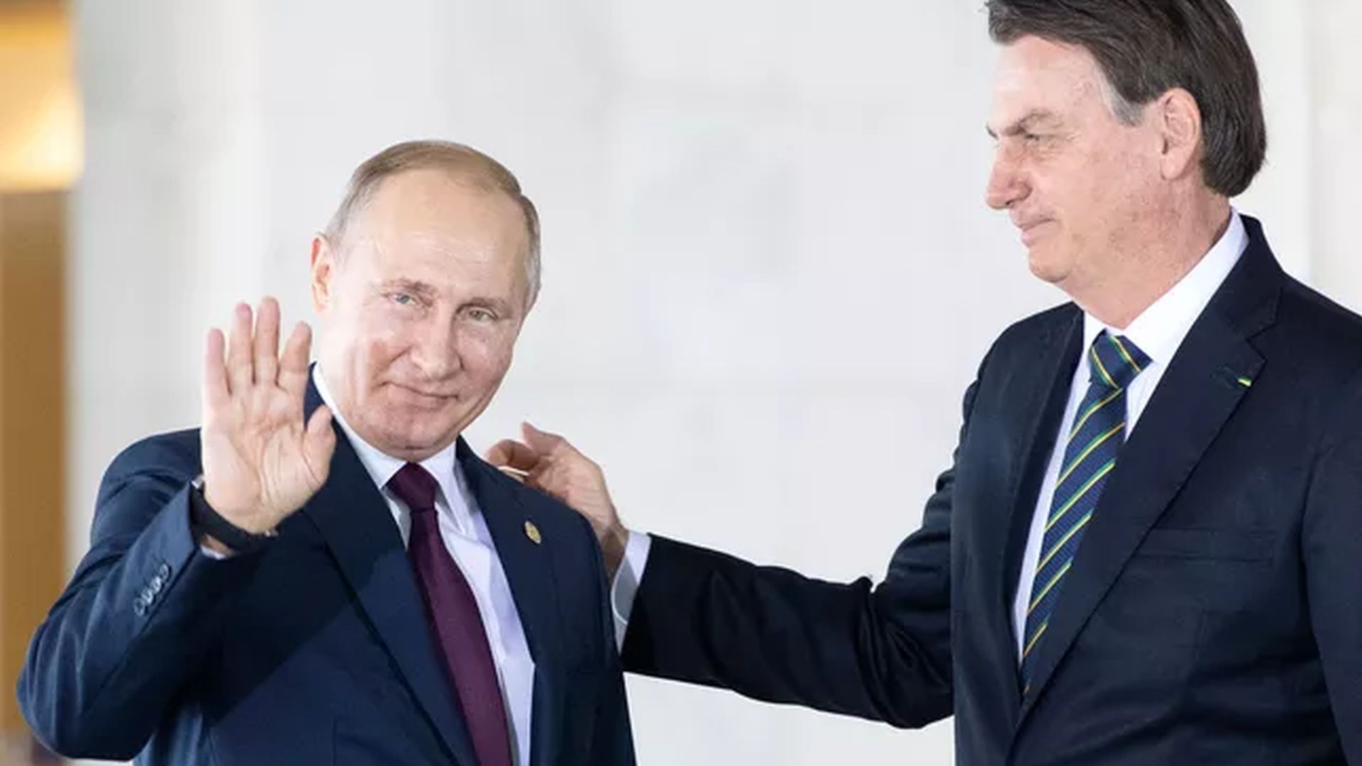 Vladimir Putin acena, ao lado de Jair Bolsonaro, durante reunão dos Brics, em Brasília