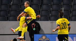 Jogadores da Suécia comemoram vitória nas Eliminatórias da Copa do Mundo