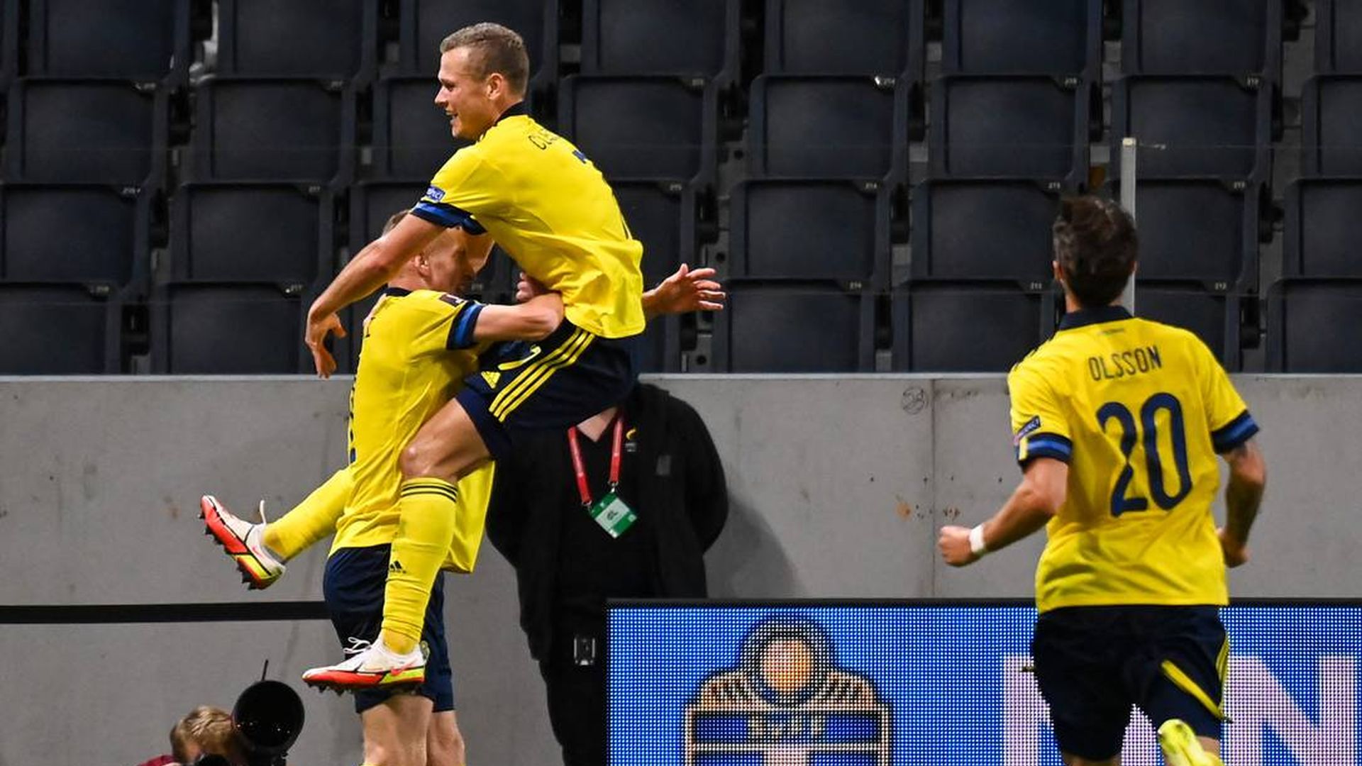 Jogadores da Suécia comemoram vitória nas Eliminatórias da Copa do Mundo