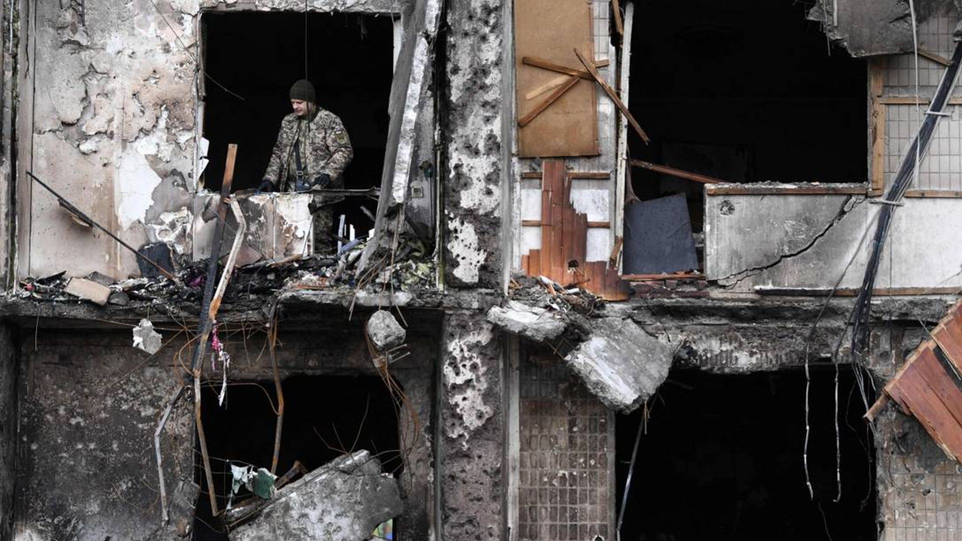 Prédio residencial no subúrbio de Kiev foi destrupido após ser atingido por projétil militar