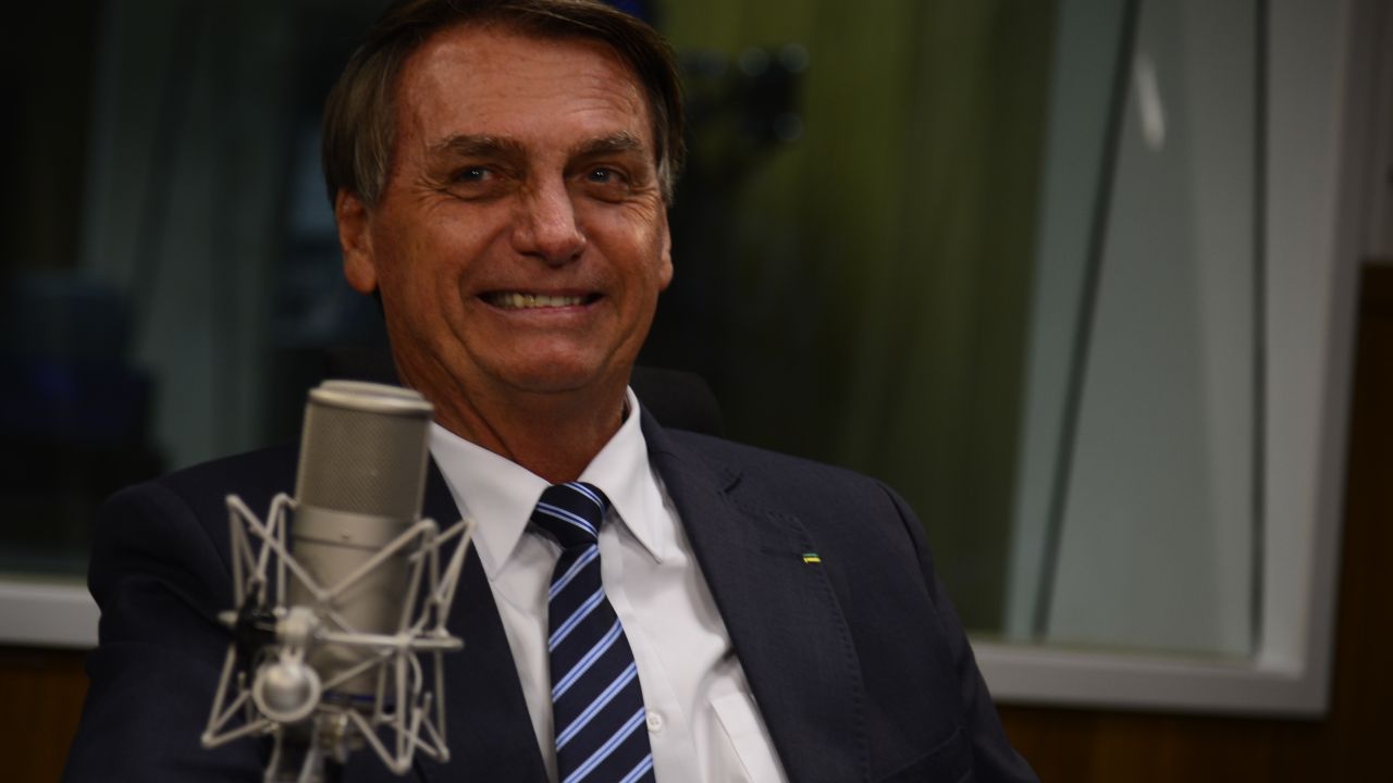 A imagem de Bolsonaro com microfone
