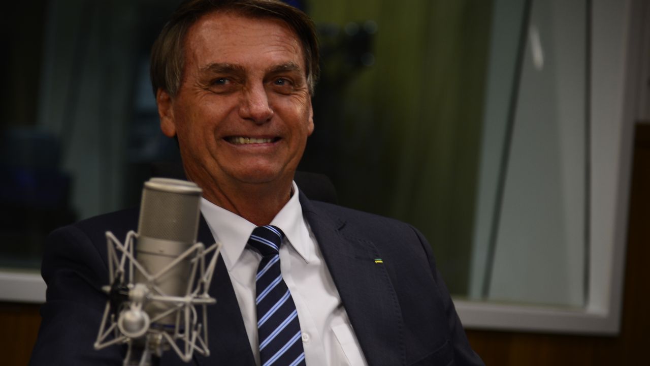 A imagem de Bolsonaro com microfone