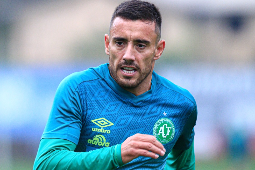 Imagem do jogador Alan Ruschel jogando com a camisa da Chapecoense