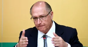 Geraldo Alckmin discursando: Geraldo Alckmin quer ajuda para convencer Márcio França