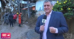 Flávio Fachel na rua, com o microfone da Globo na mão chorando ao mostrar trabalho dos bombeiros em Petrópolis.