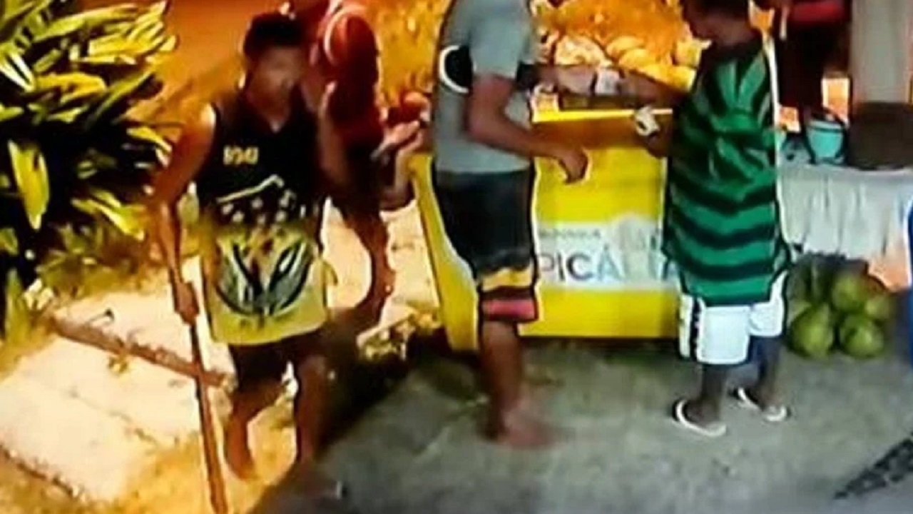As imagens mostram o congolês Moïse Mugenyi Kabagambe sendo agredido por três homens na orla da Barra da Tijuca.