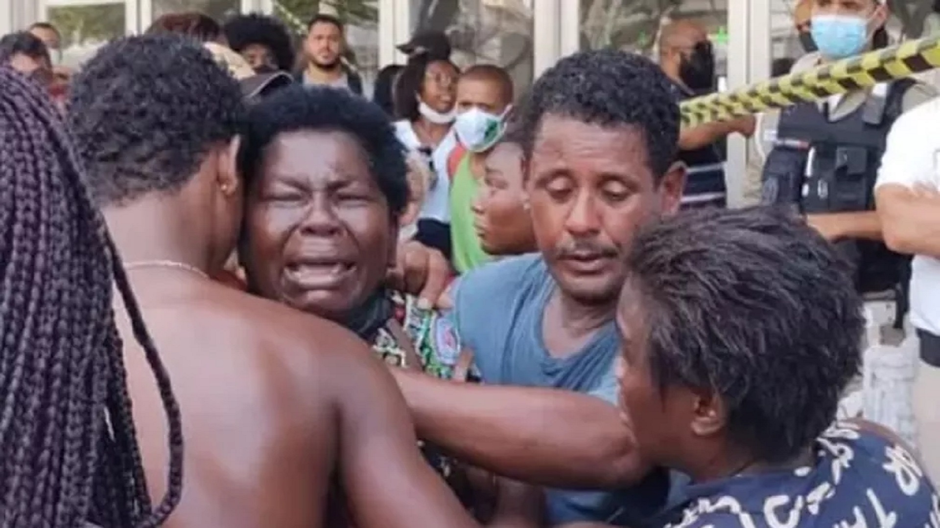 Vendedor de balas de 21 anos é morto a tiros por PM de folga no Rio