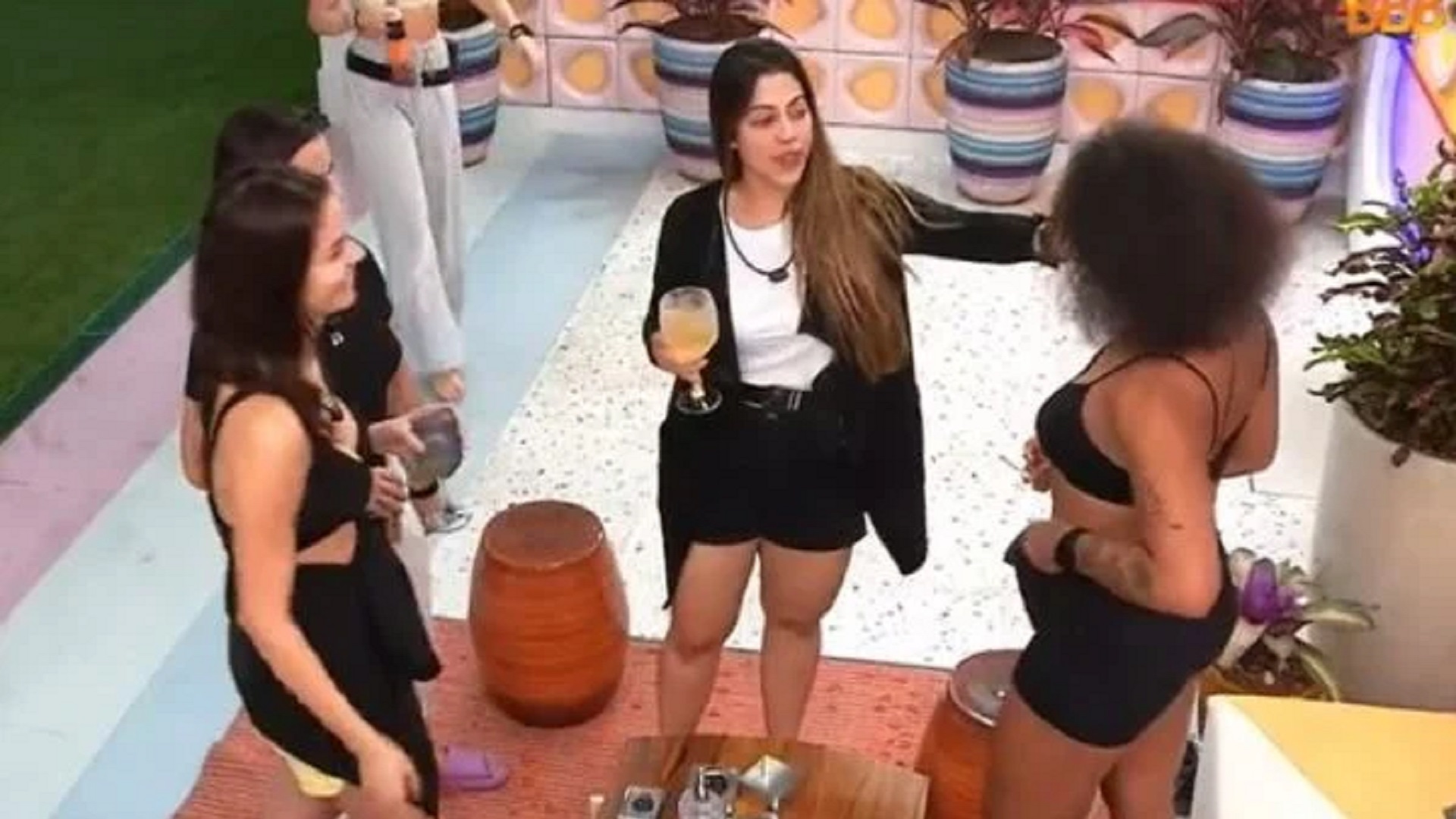 Laís detona tranças de Lina e é acusada de racismo no BBB