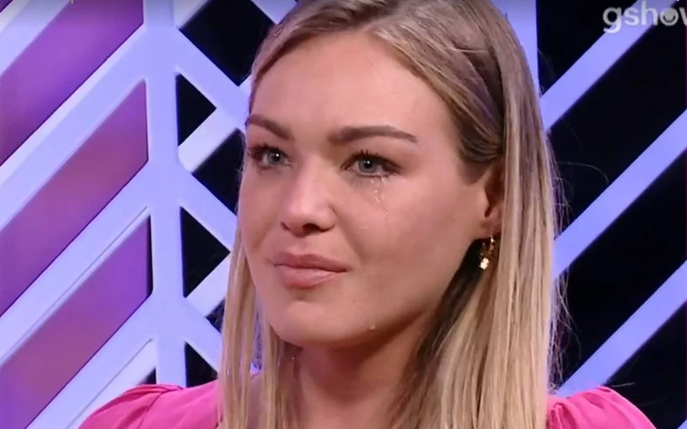 Bárbara chora após sair do BBB 22