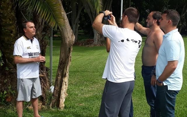 O presidente Jair Bolsonaro (PL) e os filhos Eduardo, Flávio e Carlos. Imagem: Reprodução