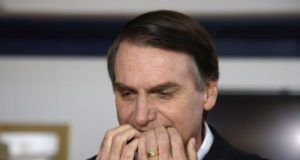 Bolsonaro com os dedos na boca: Bolsonaro ataca ministros do STF