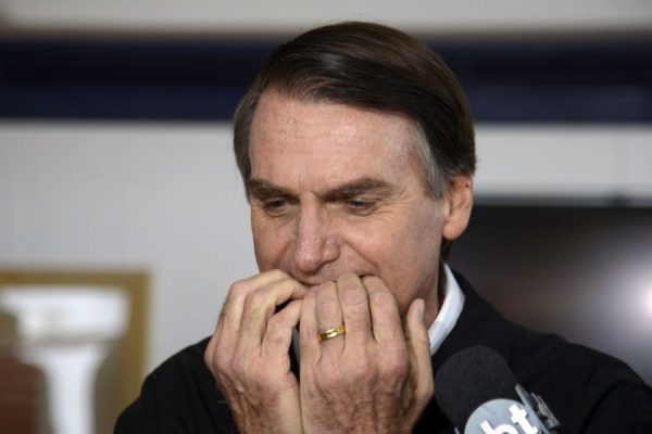 Bolsonaro com os dedos na boca: Bolsonaro ataca ministros do STF