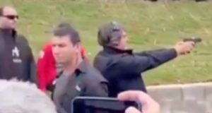 Bolsonaro tentando atirar