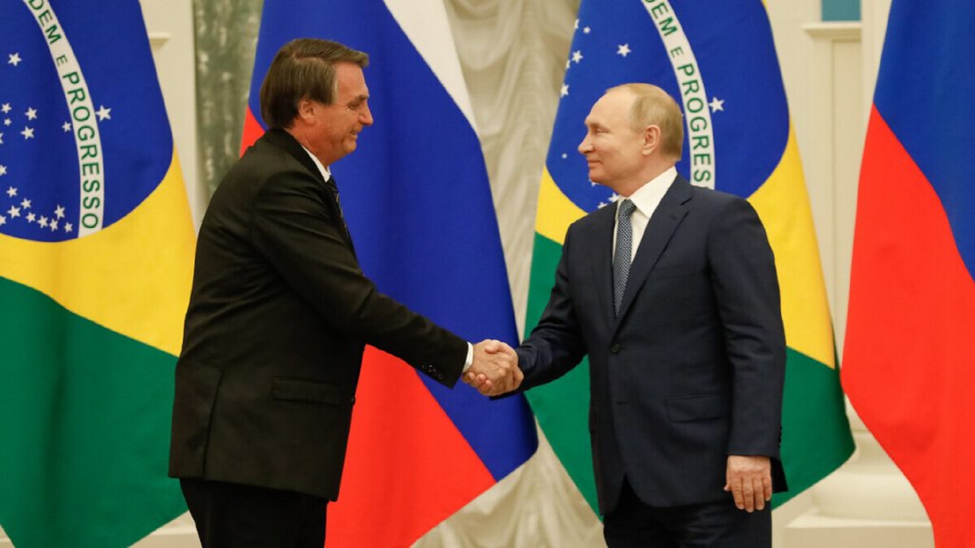 Bolsonaro e Putin: responde críticas dos EUA por visita à Rússia