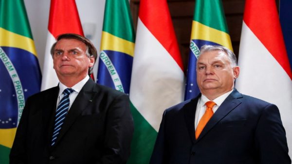 Bolsonaro ao lado de Viktor Óban: mente que Amazônia não é destruída