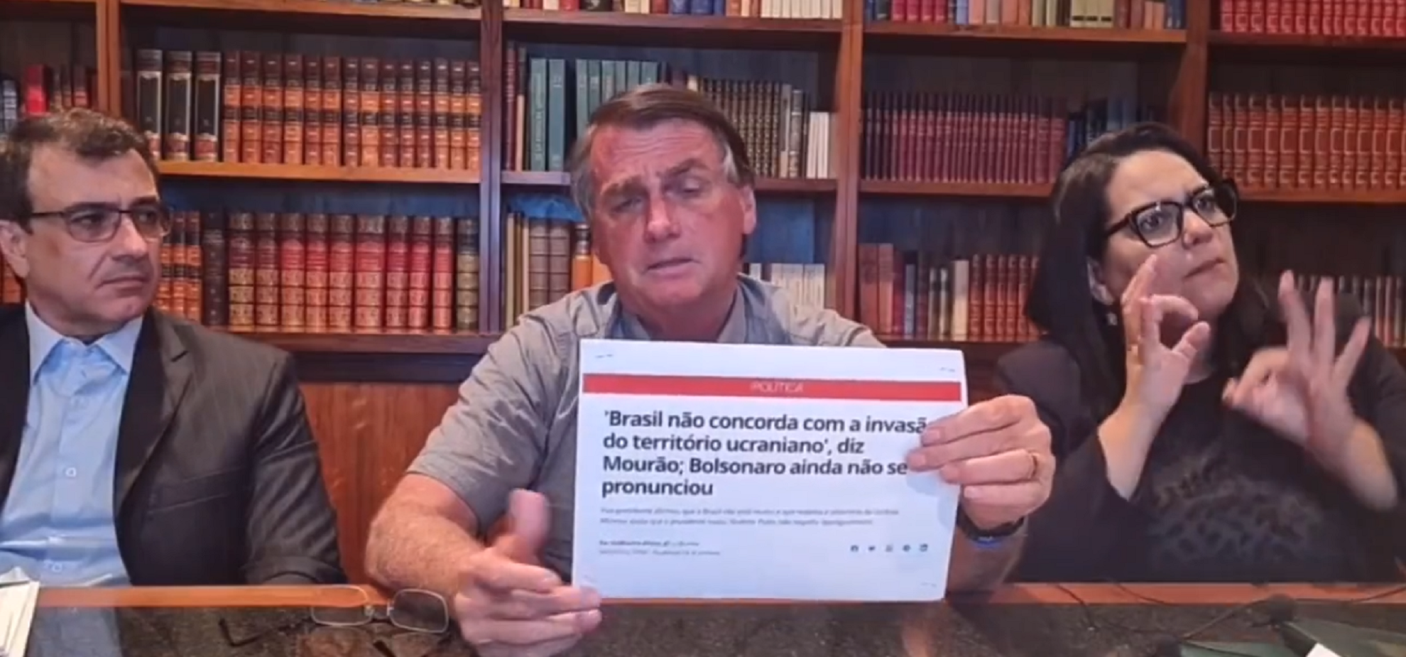 Bolsonaro mostrando uma imagem de notícia sobre Mourão