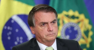 Bolsonaro fazendo discurso: Bolsonaro segue conselhos errados