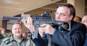 Bolsonaro segurando uma arma e apontando para atirar: 3 vezes que Bolsonaro fez ameaças com armas e duas que passou vergonha