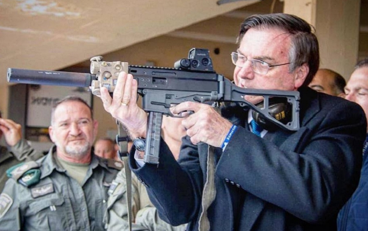 Bolsonaro segurando uma arma e apontando para atirar: 3 vezes que Bolsonaro fez ameaças com armas e duas que passou vergonha