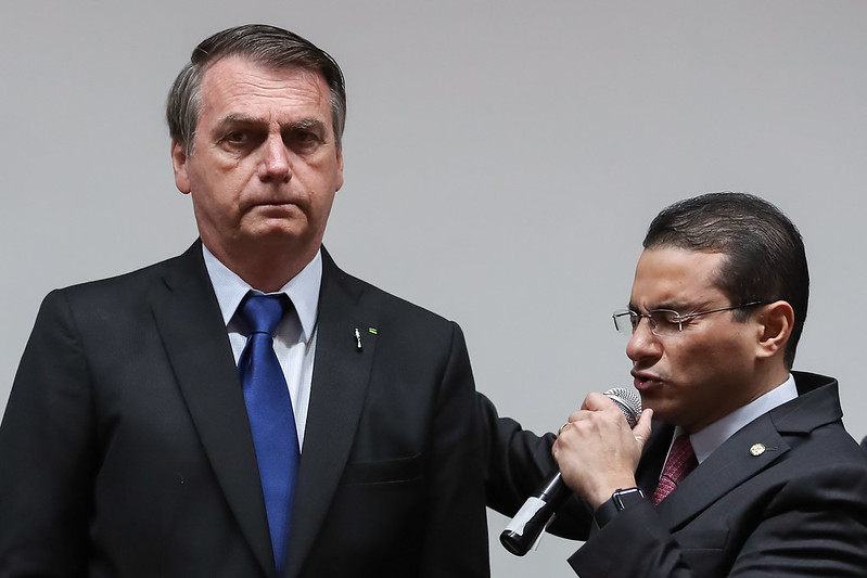 Bolsonaro e Marcos orando: Bolsonaro pode ser traído por partido
