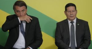 O presidente Jair Bolsonaro e o vice-presidente Hamilton Mourão, durante cerimônia no Palácio do Planalto.
