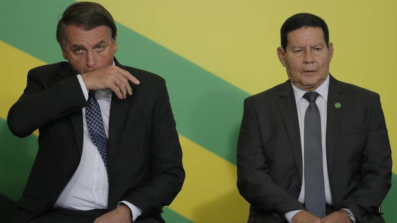 O presidente Jair Bolsonaro e o vice-presidente Hamilton Mourão, durante cerimônia no Palácio do Planalto.